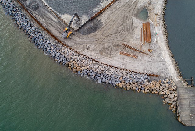 25.03.21 - Dronefoto af en maskine der arbejder på havneudvidelsen