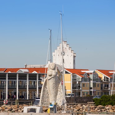 Billede af statuen Fruen fra Havnen som man møder når man sejler ind i Sæby Havn