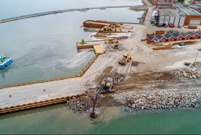 11.05.2021 - Maskiner der fortsat graver på havnen. Foto Tom Jensen