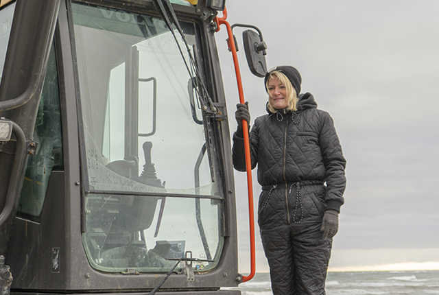 04.01.2021 Borgmester Birgit Hansen er klar til at indvie havneudvidelsen fra en maskine_Foto Tom Jensen