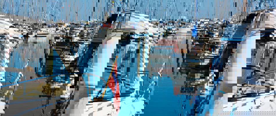 Mange både i Sæby Havn i højsæsonen