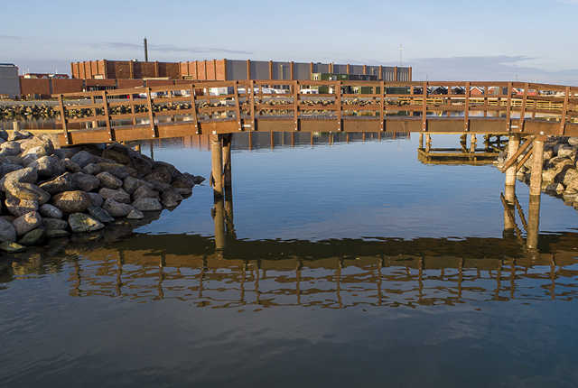 4.11.21_Den nye træbro er klar til gående_Sæby Havn_Foto Tom Jensen