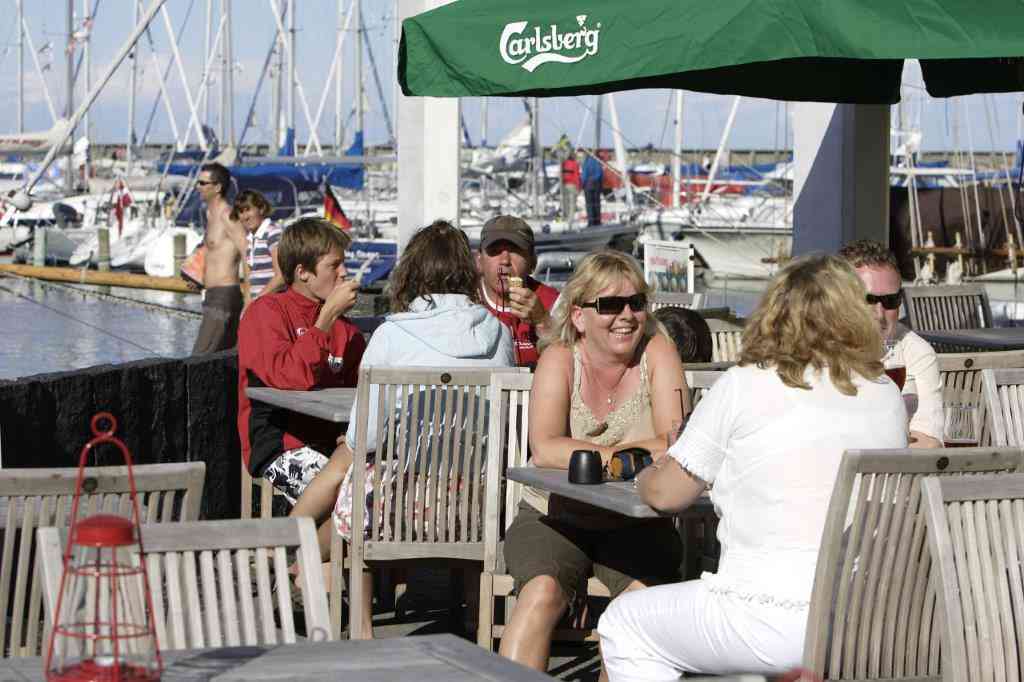 Billede af turister som hygger på Sæby Havn