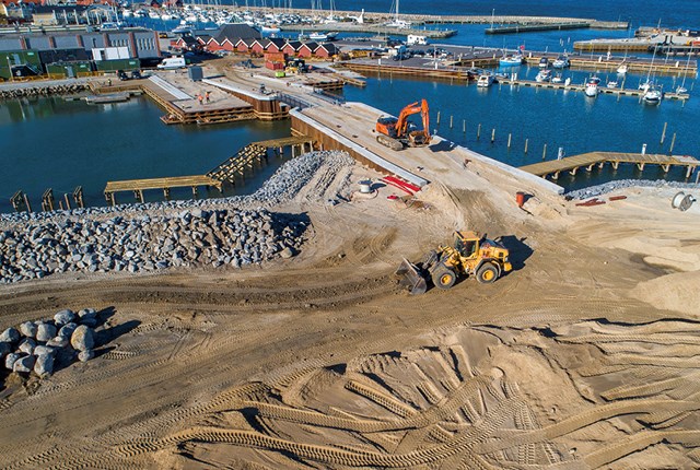 12.10.2021_Gravemaskiner arbejder fortsat på den nye havneudvidelse_foto Tom Jensen