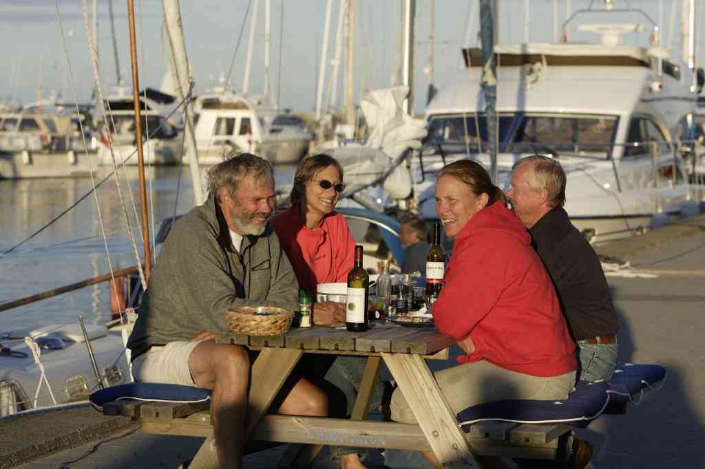 Billede af feriegæster som hygger på Sæby Havn