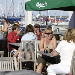 Billede af turister som hygger på Sæby Havn