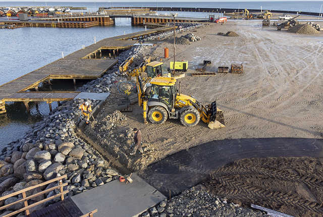 14.12.2021_Maskinerne arbejder på højtryk på havneudvidelsen_Sæby Havn_Foto Tom Jensen